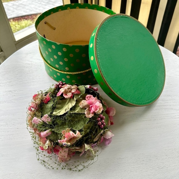 BERESFORD,WOMENS ROUND PILLBOX HAT WITH PINK VELVET FLOWERS & DARK GREEN LEAVES. - Picture 4 of 11